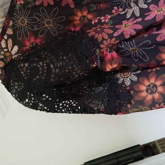 Farm Rio Long-Sleeved Pleated Blouse - Picture 6 of 13